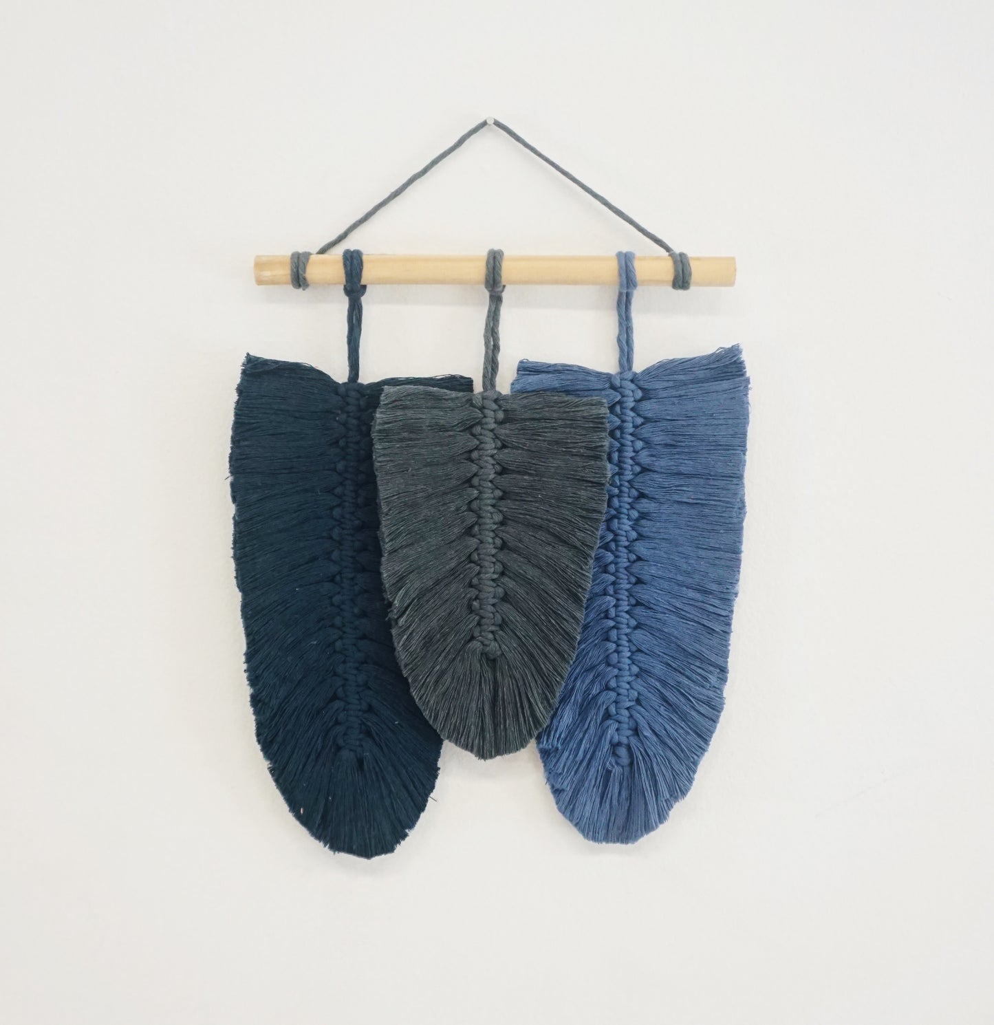 BERE HUIINI - Tapiz Plumas Macrame Pequeño