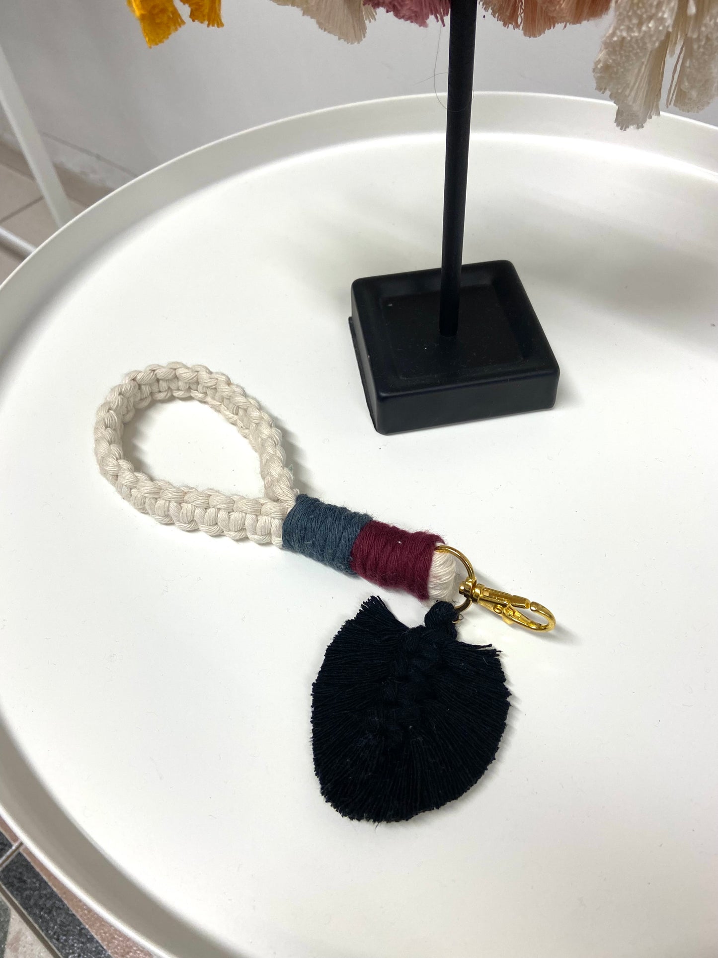 DANIELA - Wristlets llaveros con pluma macramé