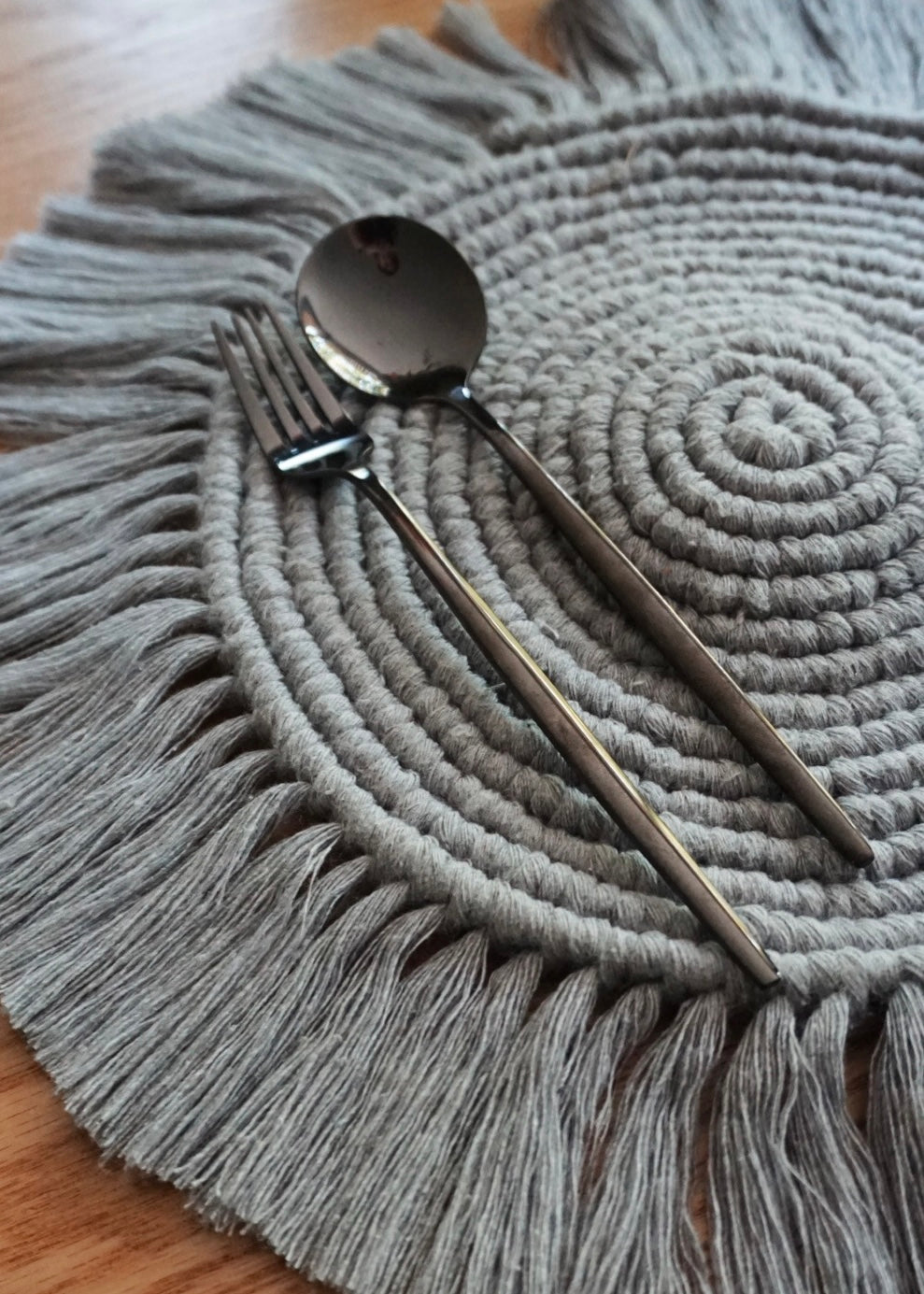 CIRROS -  BAJO PLATO - Mantel Macramé