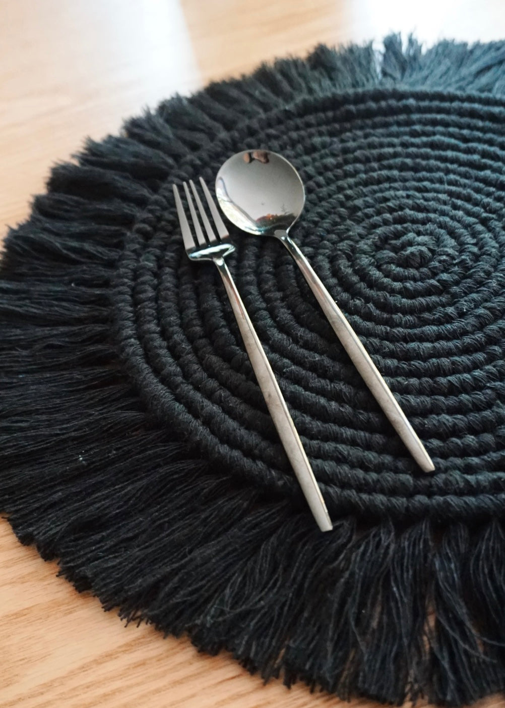 CIRROS -  BAJO PLATO - Mantel Macramé