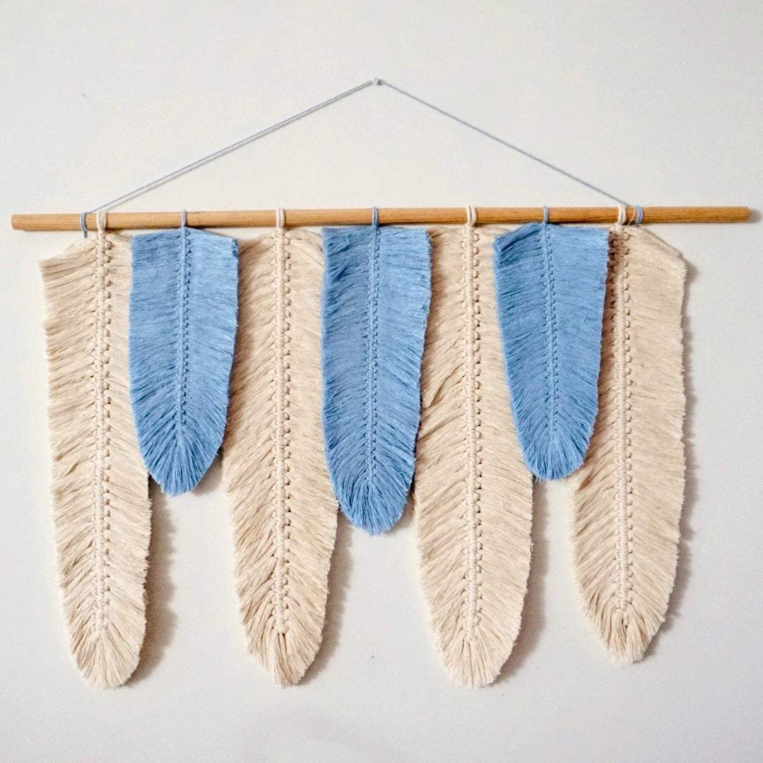 XUMBE L - Tapiz 7 Plumas Macrame Grande