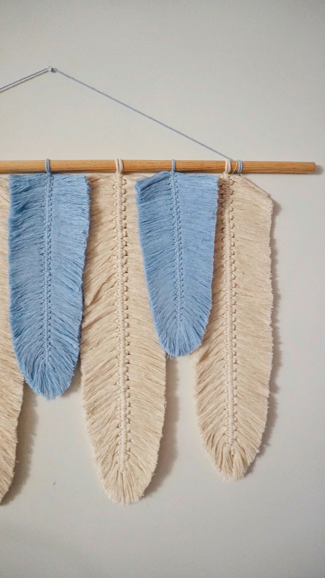 XUMBE L - Tapiz 7 Plumas Macrame Grande