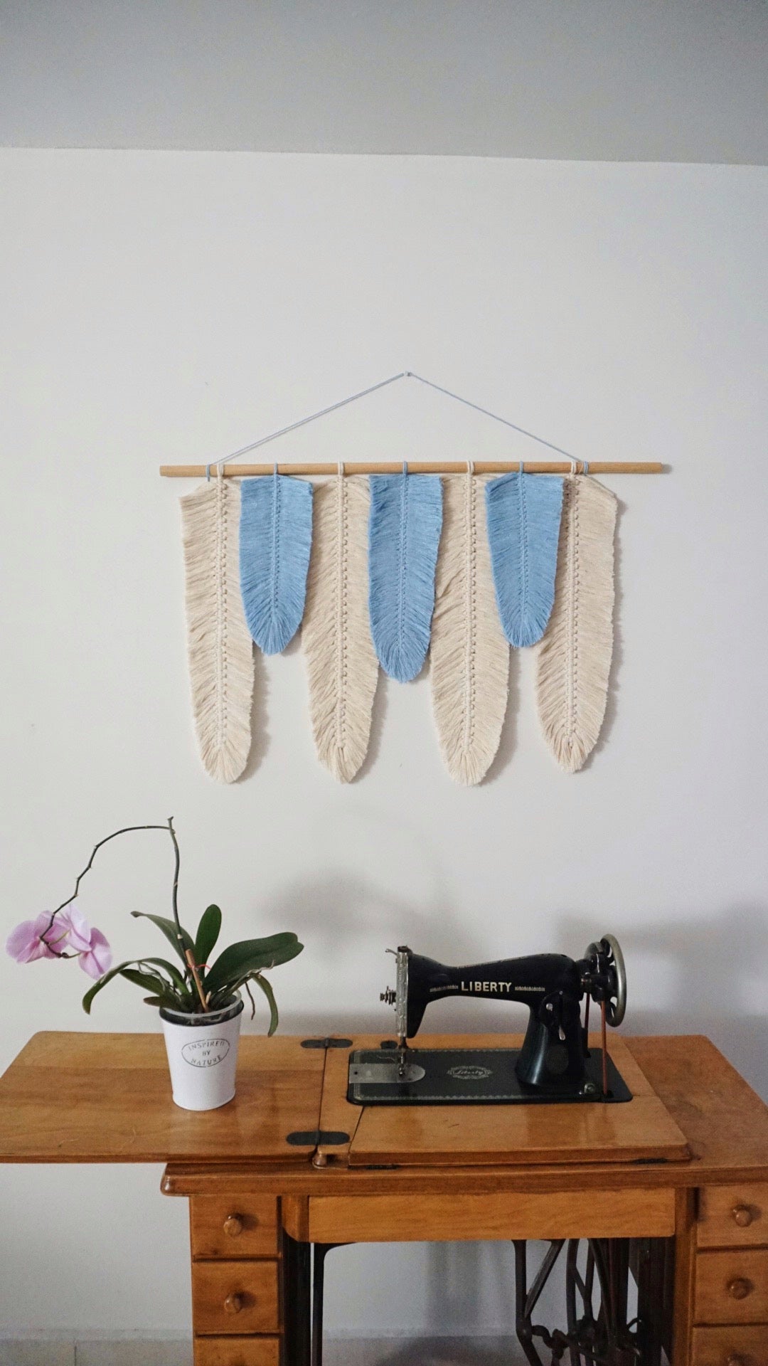 XUMBE L - Tapiz 7 Plumas Macrame Grande