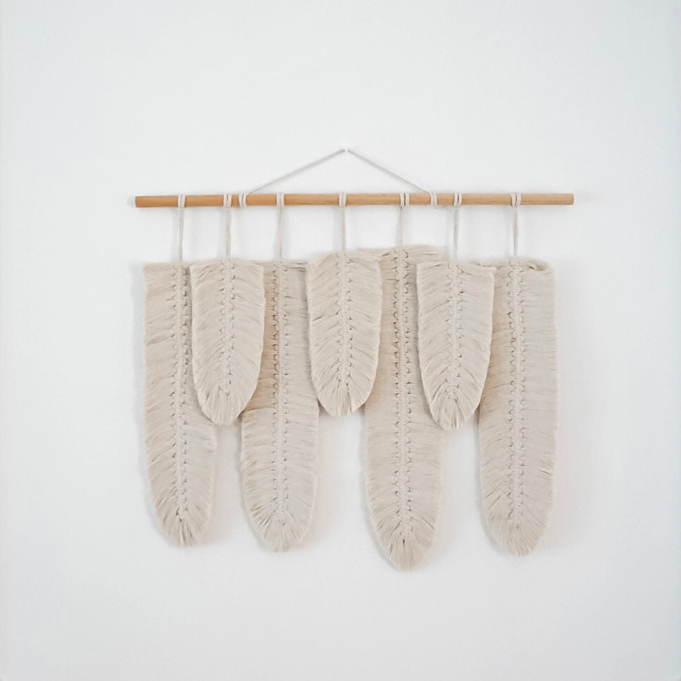 XUMBE L - Tapiz 7 Plumas Macrame Grande