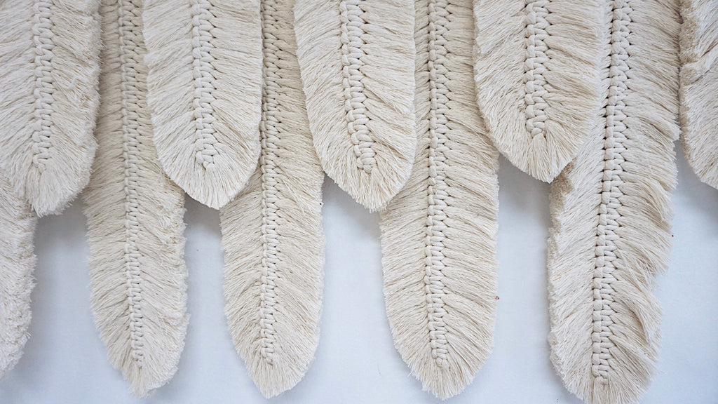 XUMBE XL - Tapiz 11 Plumas Macrame Extra Grande