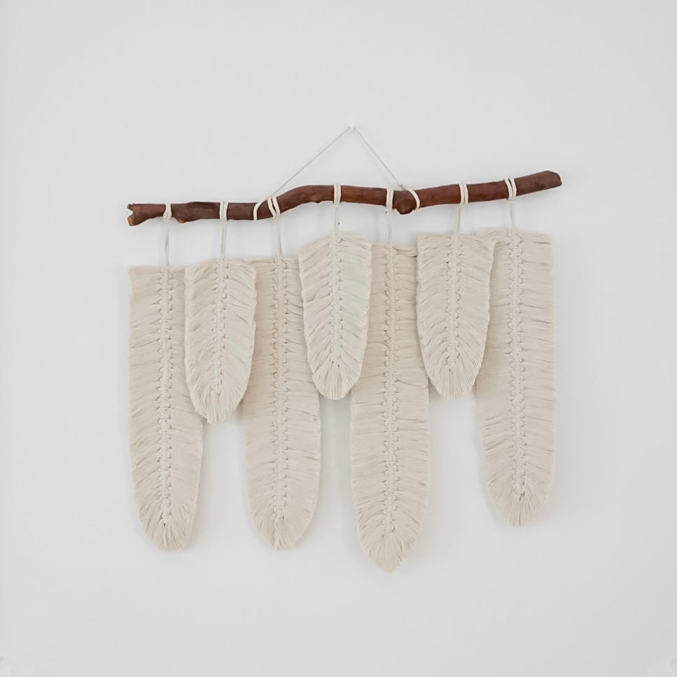 XUMBE L - Tapiz 7 Plumas Macrame Grande