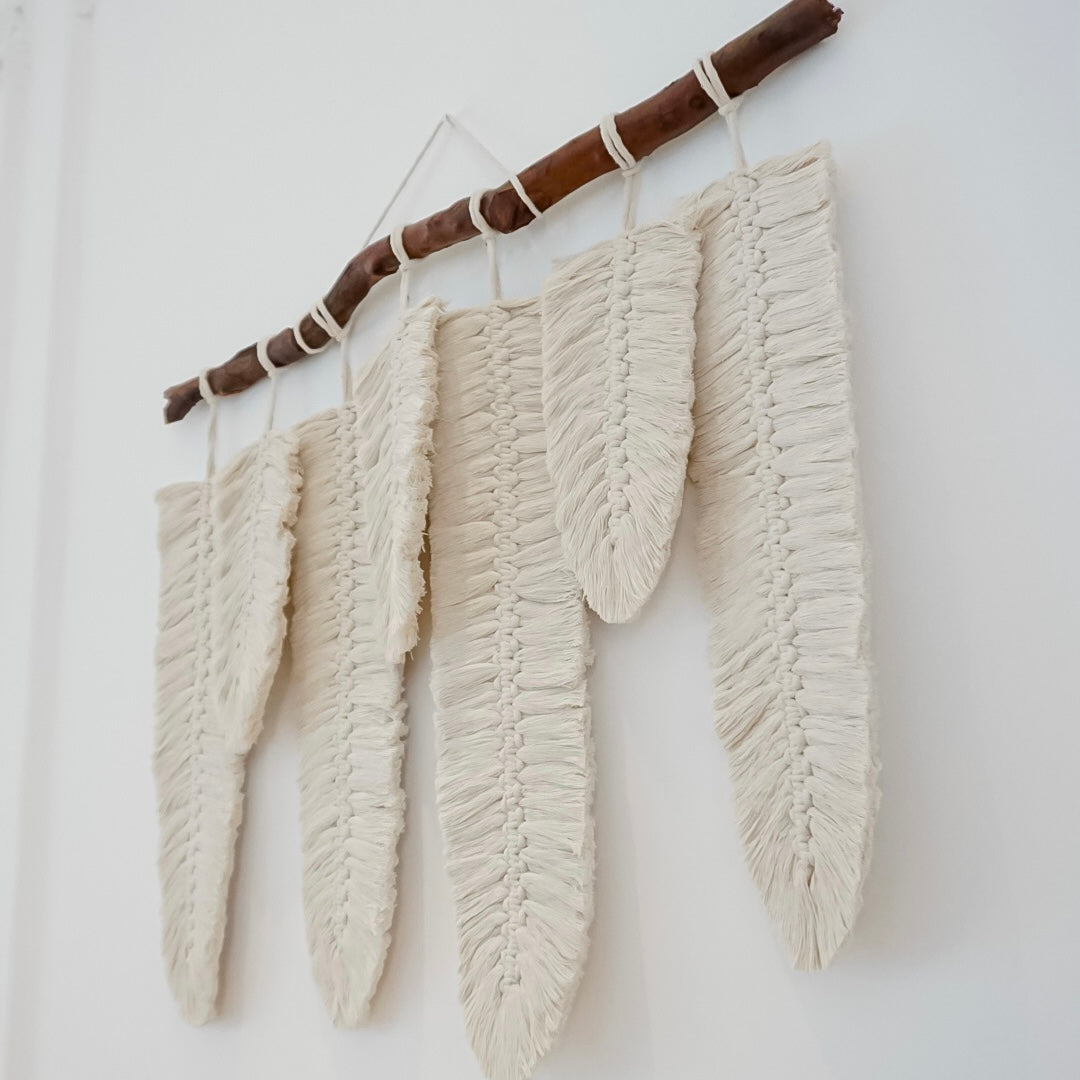 XUMBE L - Tapiz 7 Plumas Macrame Grande