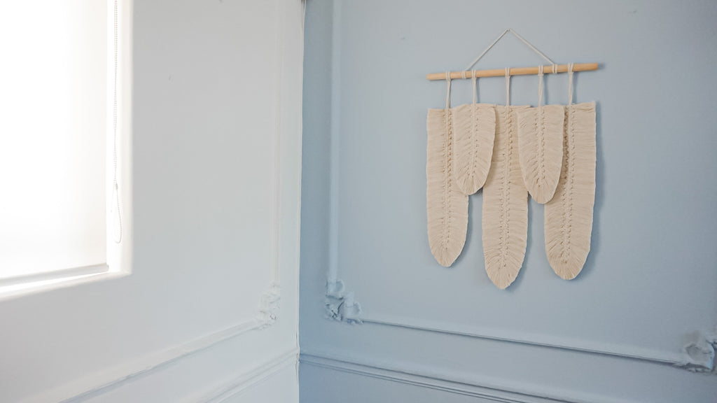 XUMBE M- Tapiz 5 Plumas Macrame Mediano