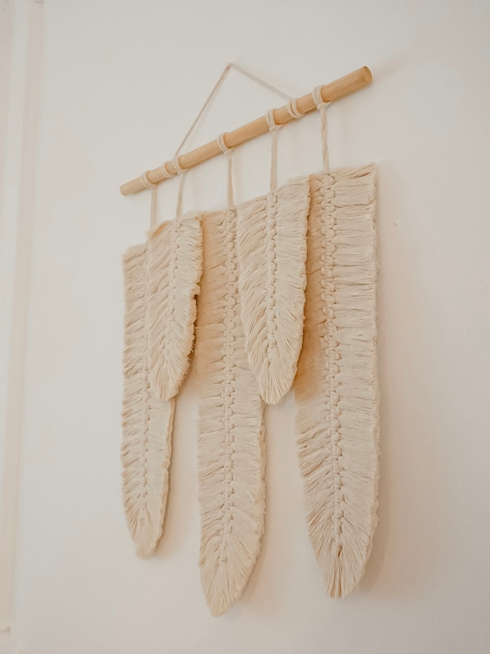 XUMBE M- Tapiz 5 Plumas Macrame Mediano