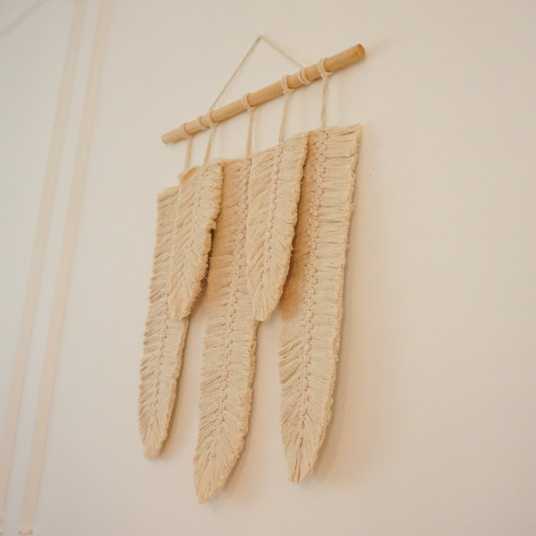 XUMBE M- Tapiz 5 Plumas Macrame Mediano