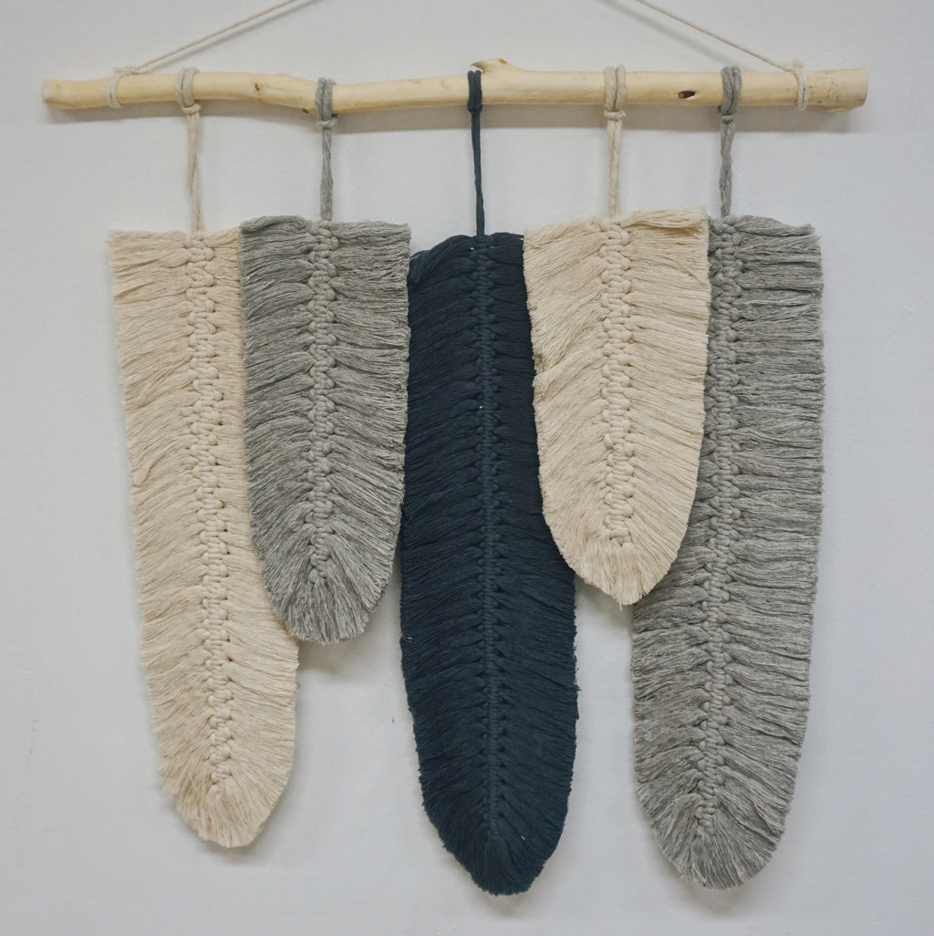 XUMBE M- Tapiz 5 Plumas Macrame Mediano