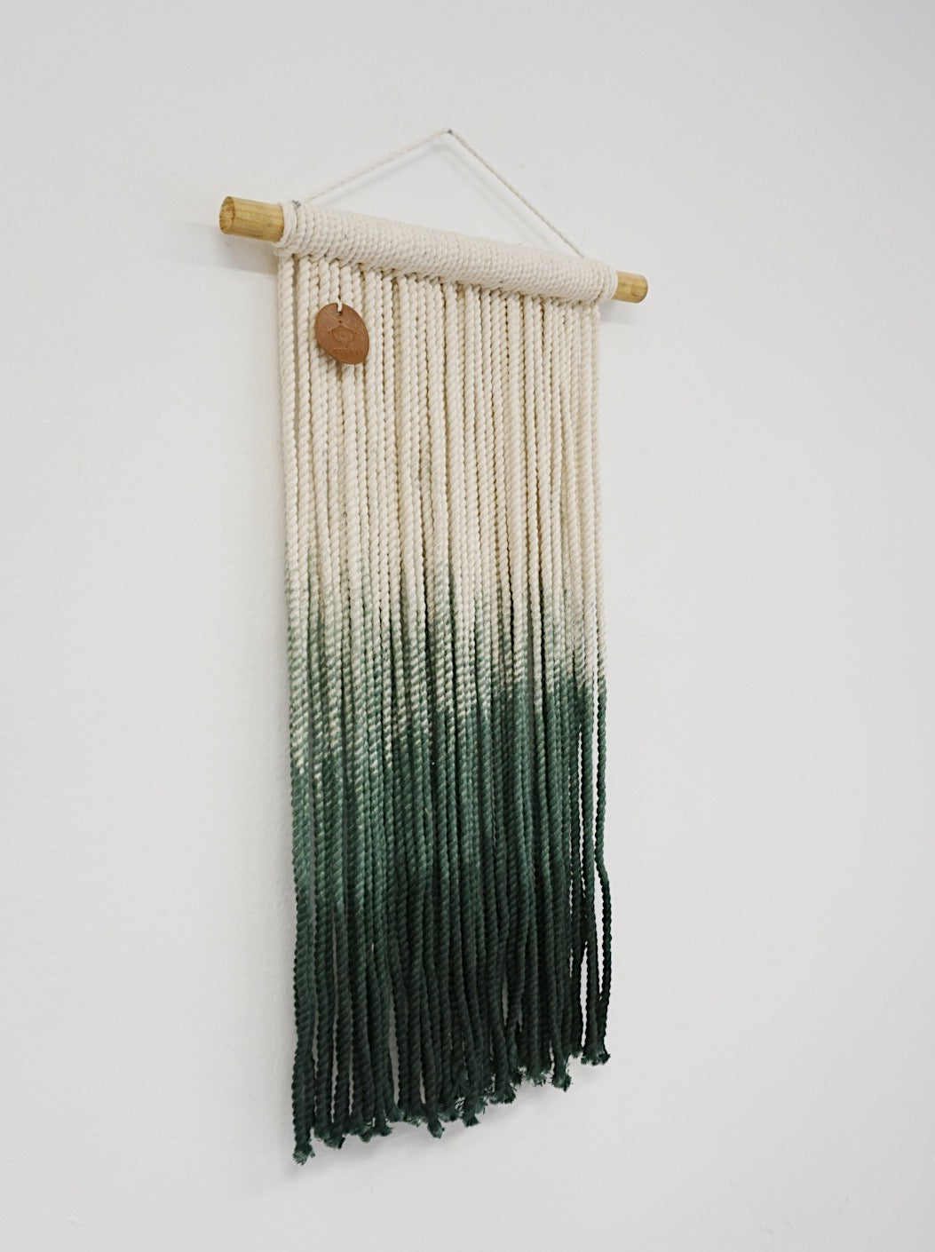 NÉMESIS I - Tapiz Macrame Teñido Mediano