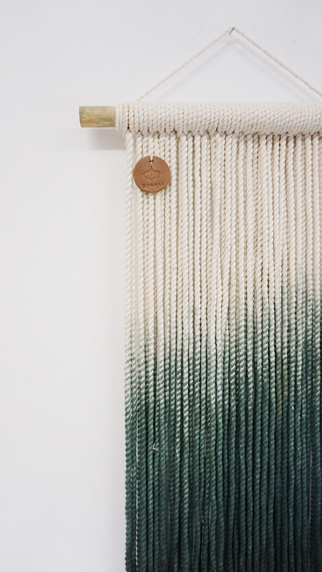 NÉMESIS II - Tapiz Macrame Teñido Mediano