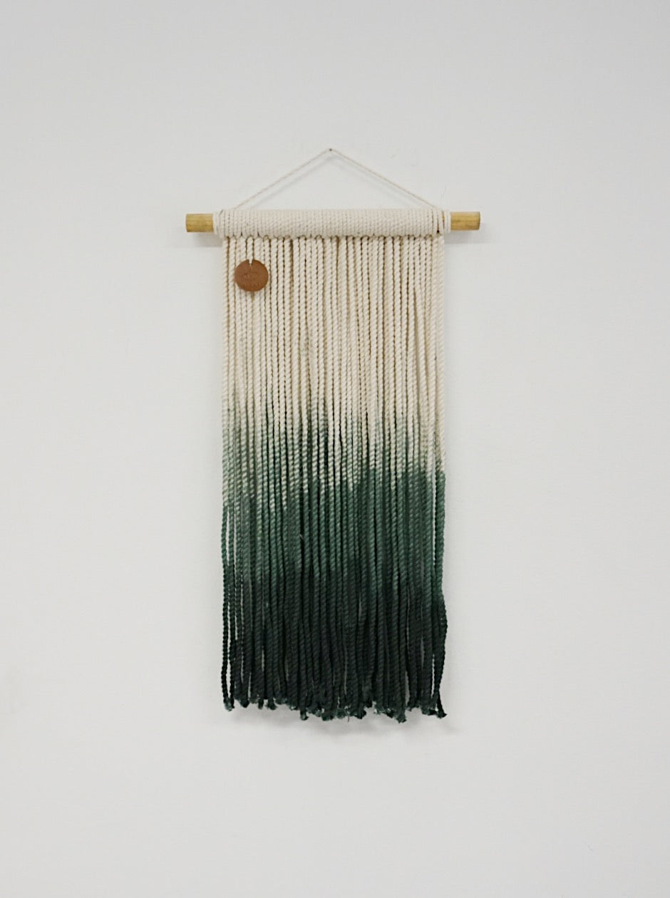 NÉMESIS I - Tapiz Macrame Teñido Mediano