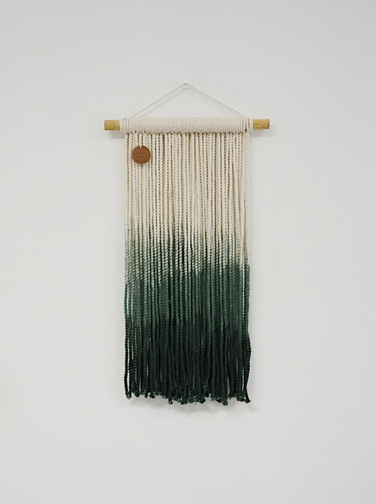 NÉMESIS I - Tapiz Macrame Teñido Mediano
